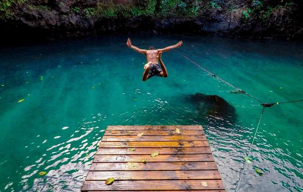 صورة شاب يقفز في المياه