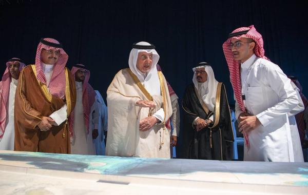 أمير منطقة مكة المكرمة في زيارة لمعرض "ذا لاين" بجدة سوبردوم- الصورة من حساب الإمارة على تويتر 