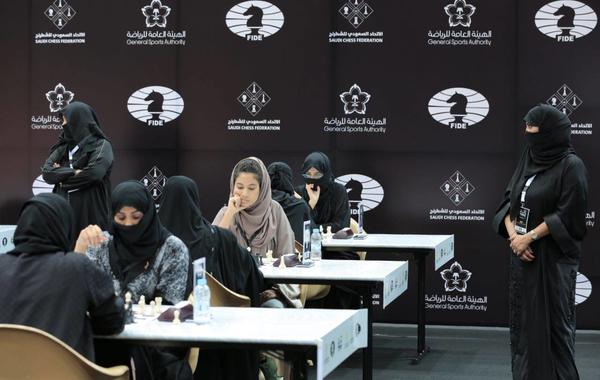 ممارسة الفتيات للعب الشطرنج