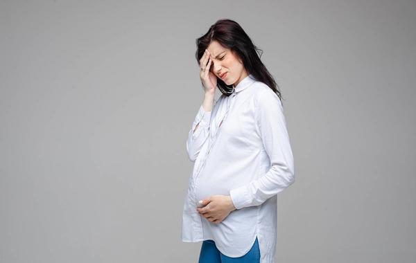 صورة لامرأة حامل تعاني من أعراض تسمم الحمل