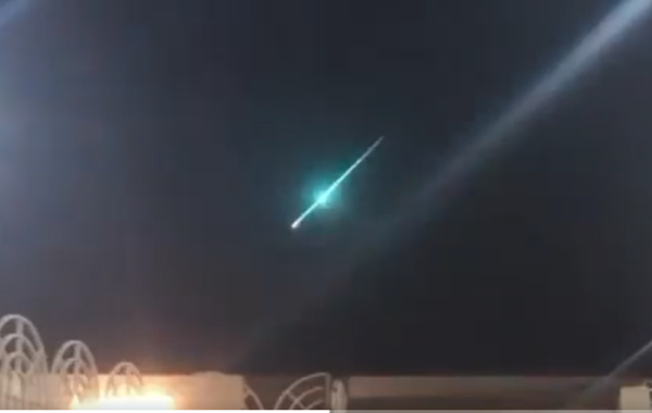 نيزك حائل يخترق الغلاف الجوي في سماء السعودية - الصورة من حساب الفلكي ملهم هندي