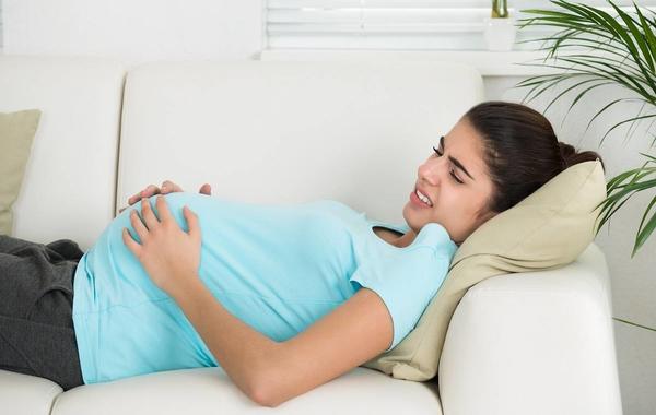 صورة لامرأة حامل تعاني من ألم في البطن