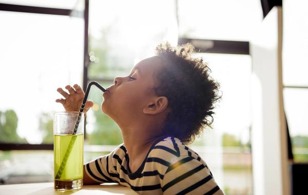 صورة لطفل يشرب العصير المخفف بالماء