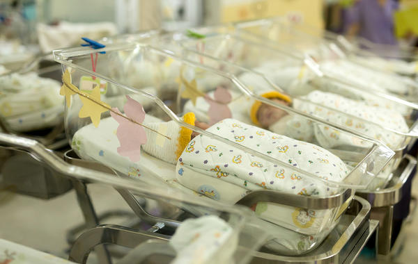 تحدث كل 10 ملايين ولادة.. أمريكية تضع مجموعتين من التوائم