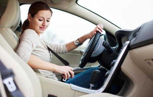 كيفية ضبط مقعد السيارة والمقود بشكل صحيح