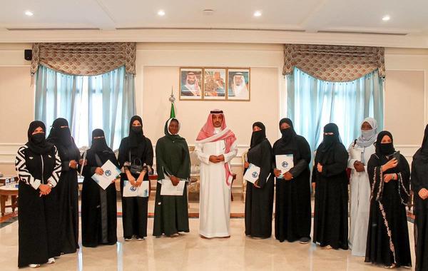 تسليم 11 فتاة رخص قيادة الوسائط البحرية في ينبع. الصورة من تويتر محافظة ينبع