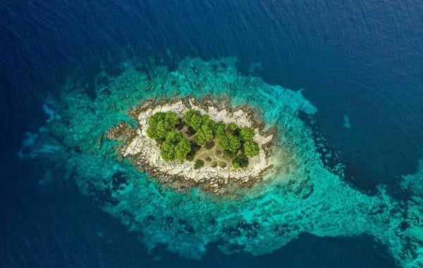 صورة جزيرة في وسط البحر