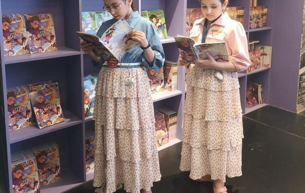 طفلتان في المنطقة المخصصة للأطفال في معرض الرياض الدولي للكتاب 2022