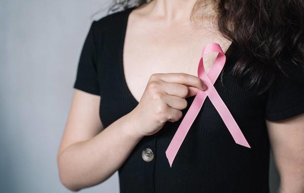 أسباب حدوث سرطان الثدي بالتفصيل وفقاً لطبيب أورام شهير