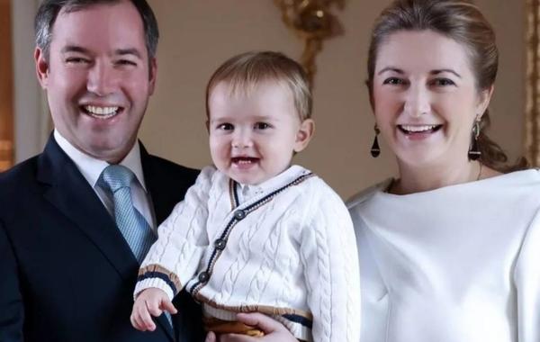 الأمير غيوم والأميرة ستيفاني وابنهما الأمير تشارلز- الصورة من حساب Europe Royals على إنستغرام