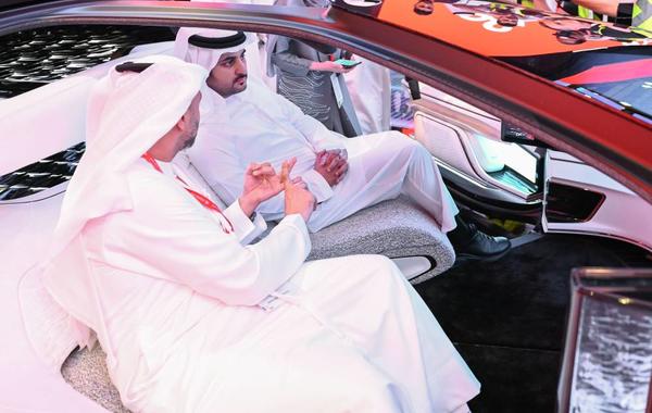 الشيخ مكتوم يطلع على المركبة الكهربائية. الصورة من مكتب دبي الإعلامي