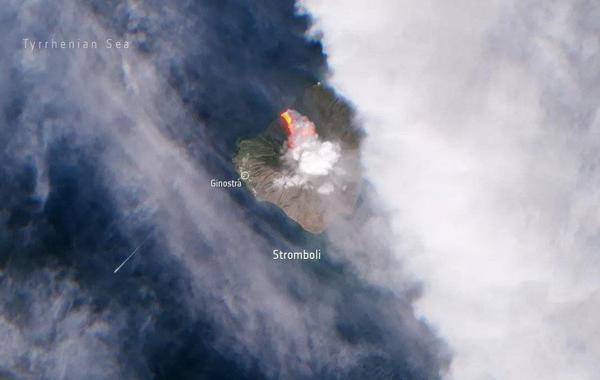 صورة الانفجار البركاني في جزيرة سترومبولي الإيطالية