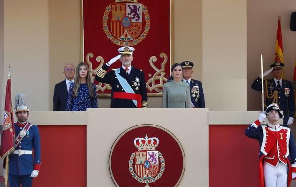 الملك الإسباني فيليب- الصورة من حساب Casa Real على تويتر الملك فيليب والملكة ليتيزيا وإنفانتا صوفيا في اليوم الوطني