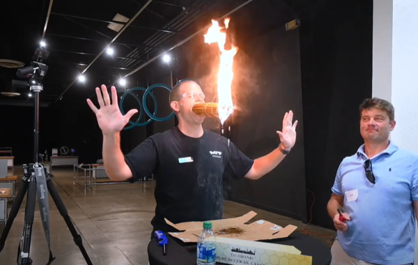 رجل يحمل 150 شمعة مضاءة في فمه يدخل موسوعة غينيس للأرقام القياسية - الصورة من حساب راش على يوتيوب