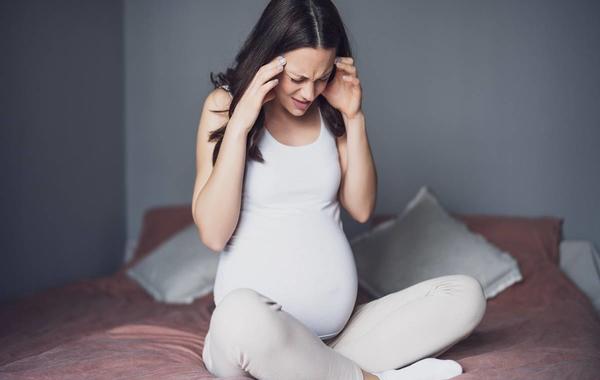 صورة لامرأة حامل تعاني من الصداع