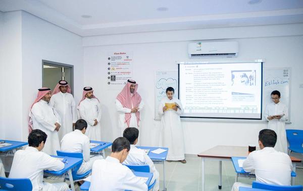 الأستاذ عبدالله الغنام مساعد مدير عام تعليم الرياض للشؤون التعليمية أثناء زيارة إحدى المدارس