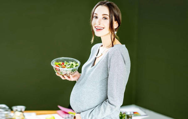 الحامل في شهرها السابع: أطعمة تناوليها وأخرى تجنبيها