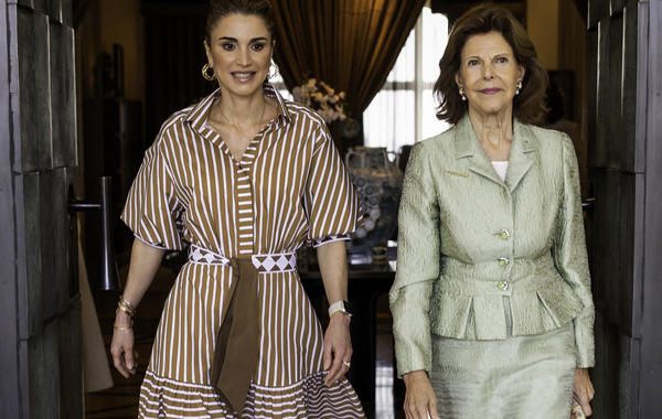 A handout picture released by the Press Service of Jordanian Queen Rania shows her (L) escorting Queen Silvia of Sweden (R) during the latter's visit to the capital Amman on October 26, 2022. Office of Her Majesty Queen Rania Al Abdullah / AFP "AFP PHOTO / OFFICE OF HER MAJESTY QUEEN RANIA AL ABDULLAH / YOUSEF ALLAN" 