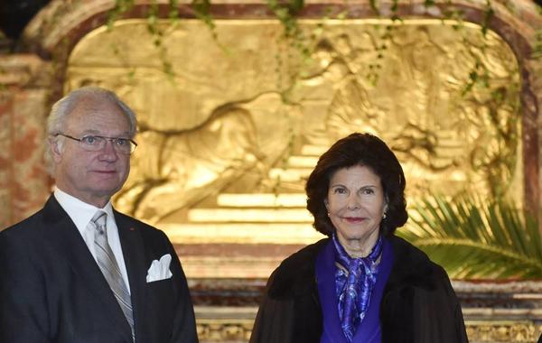 Swedish King Carl XVI Gustaf (L) and Queen Sylvia pose on December 4, 2014 in the Saint-Sernin basilica in the southwestern French city of Toulouse during their state visit to France. AFP PHOTO / POOL / PASCAL PAVANI PASCAL PAVANI / POOL / AFP