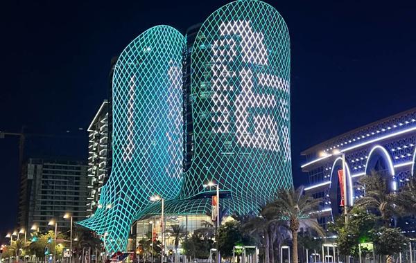 أبراج الجابر تتزين بشعار قدام في الدوحة لدعم المنتخب السعودي - الصورة من حساب مجلس جمهور المنتخب السعودي