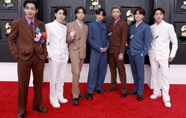 LAS VEGAS, NEVADA - APRIL 03: (L-R) V, Suga, Jin, Jungkook, RM, Jimin and J-Hope of BTS attend the 64th Annual GRAMMY Awards at MGM Grand Garden Arena on April 03, 2022 in Las Vegas, Nevada. Frazer Harrison/Getty Images for The Recording Academy/AFP Frazer Harrison / GETTY IMAGES NORTH AMERICA / Getty Images via AFP
