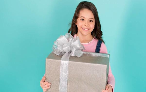 صورة لطفلة تحمل هدية