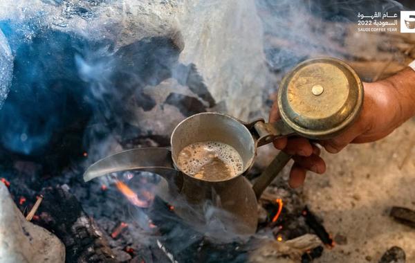 صنع القهوة السعودية على الحطب - الصورة من حساب وزارة الثقافة 