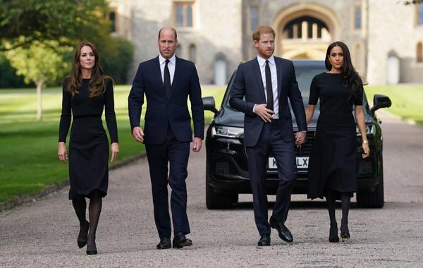 (L-R) Britain's Catherine, Princess of Wales, Britain's Prince William, Prince of Wales, Britain's Prince Harry, Duke of Sussex, and Meghan, Duchess of Sussex on the long Walk at Windsor Castle on September 10, 2022, Kirsty O'Connor / POOL / AFP