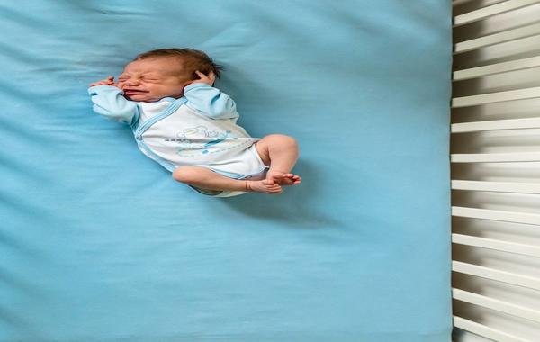 صورة لطفل صغير يعاني من غازات البطن 