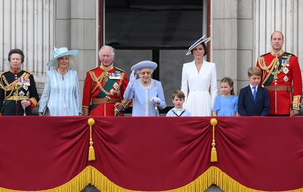 Britain's Queen Elizabeth II (C) stands with from left, Britain's Princess Anne, Princess Royal, Britain's Camilla, Duchess of Cornwall, Britain's Prince Charles, Prince of Wales, Britain's Prince Louis of Cambridge, Britain's Catherine, Duchess of Cambridge, Britain's Princess Charlotte of Cambridge , Britain's Prince George of Cambridge, Britain's Prince William, Duke of Cambridge, in London on June 2, 2022. Daniel LEAL / AFP