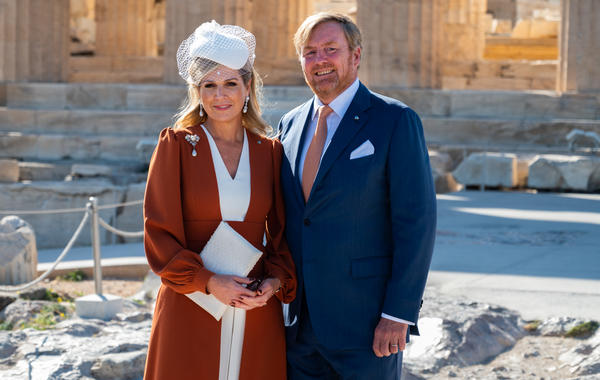 Netherland's King Willem-Alexander (R) and Queen Maxima at the Acropolis hill, in Athens, on October 31, 2022. Angelos Tzortzinis / AFP