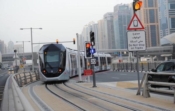مترو وترام دبي يحصلان على شهادة المعايير الدولي لتجربة العملاء. الصورة من مكتب دبي الإعلامي