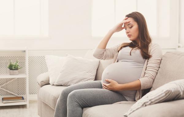 صورة لحامل وأعراض الولادة المفاجئة