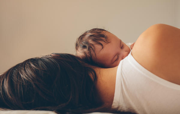 صورة لنوم المولود مع أمه