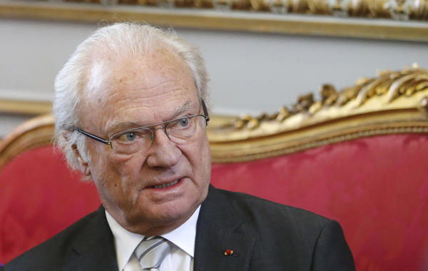Sweden's King Carl XVI Gustaf poses prior to a lunch at the city hall in Toulouse, on December 4, 2014, AFP PHOTO/POOL/GUILLAUME HORCAJUELO GUILLAUME HORCAJUELO / POOL / AFP