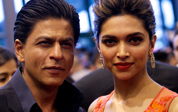 Indian Bollywood film actors Shah Rukh Khan (L) and Deepika Padukone (R) in Feltham, west London on July 31, 2013. AFP PHOTO/ ANDREW COWIE / AFP