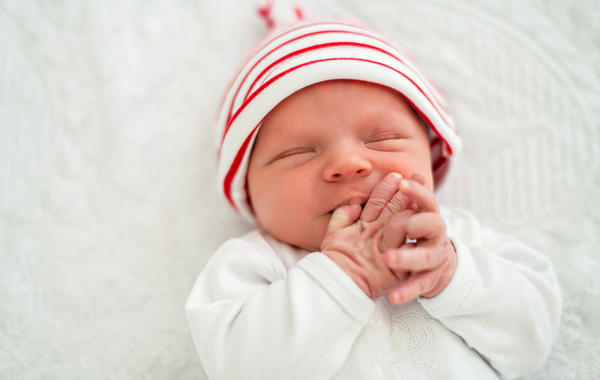 أسباب إفرازات العين عند حديثي الولادة وكيفية تنظيف العيون؟