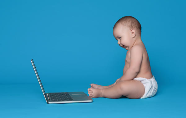 صورة لطفل يقلد حركات الجلوس وراء الكمبيوتر