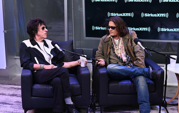 (L-R) Jeff Beck and Johnny Depp on October 12, 2022 in New York City. Noam Galai/Getty Images for SiriusXM/ AFP Noam Galai / GETTY IMAGES NORTH AMERICA / Getty Images via AFP