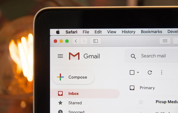 كيفية حذف جميع رسائل البريد الإلكتروني في Gmail دفعة واحدة  - الصورة من unsplash