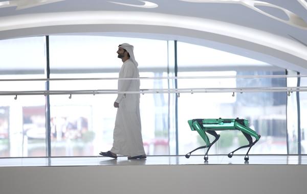 "متحف المستقبل" يضم روبوتا جديدا إلى مجموعته. الصورة من مكتب دبي الإعلامي
