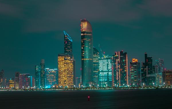 فنادق أبوظبي تستقبل 4.1 مليون نزيل في 2022 بإيرادات 5.4 مليار درهم. الصورة من unsplash