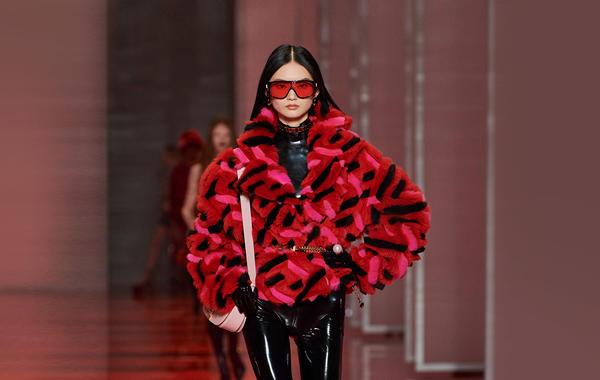 تنسيق المعطف الفرو القصير من فيرساتشي Versace