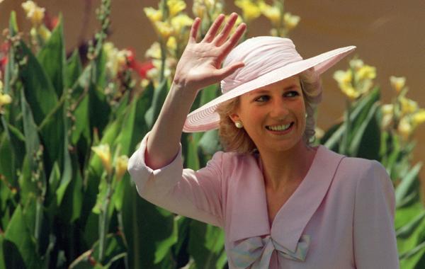 Princess of Wales Diana waves to the crowd, 27 January 1988, during her visit to the Footscray Park in suburb of Melbourne. PATRICK RIVIERE / AFP