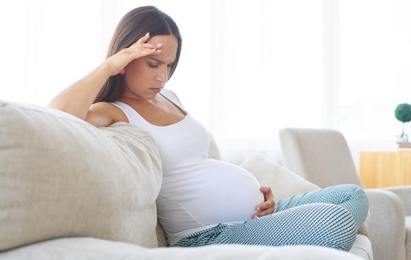 صورة لامرأة حامل مرهقة