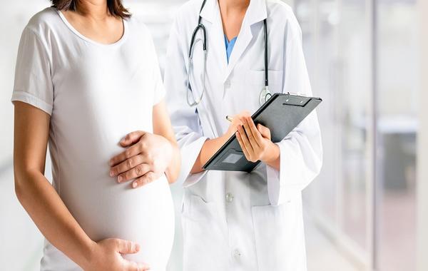 صورة لامرأة حامل مع طبيبها