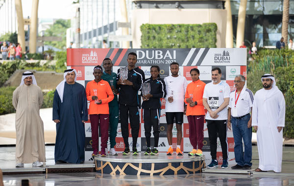 مطر الطاير مع الفائزين. الصورة من مكتب دبي الإعلامي