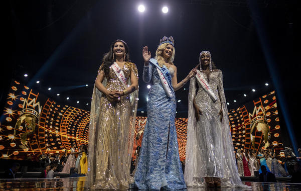 Miss Poland Karolina Bielawska (C) waves after winning the 70th Miss World beauty pageant at the Coca-Cola Music Hall in San Juan, Puerto Rico on March 16, 2022. Ricardo ARDUENGO / AFP