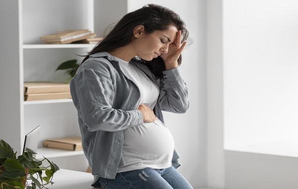 صورة لامرأة حامل تشعر بالدوخة