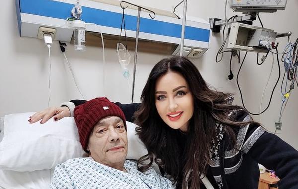 زيارة لطيفة لحلمي بكر داخل المستشفى - الصورة من حسابها على تويتر